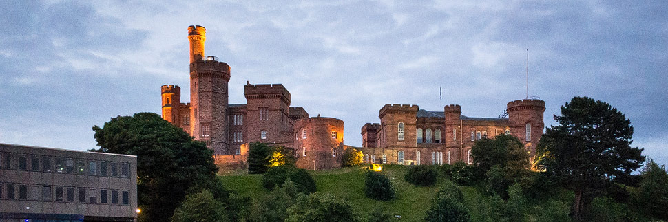 Rundreise durch Schottland: Beleuchtetes Inverness Castle