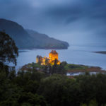 Das beleuchtete Eilean Donan Castle während der blauen Stunde