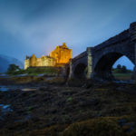 Das beleuchtete Eilean Donan Castle während der blauen Stunde