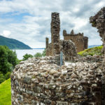Die Überreste des Urquhart Castle, dahinter Loch Ness