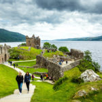 Die Überreste des Urquhart Castle, dahinter Loch Ness