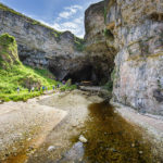 Das riesige, natürliche Felsportal der Smoo Cave