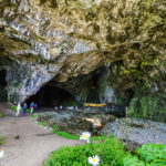 Das riesige, natürliche Felsportal der Smoo Cave