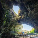 Ein herzförmiges Loch im Felsportal der Smoo Cave