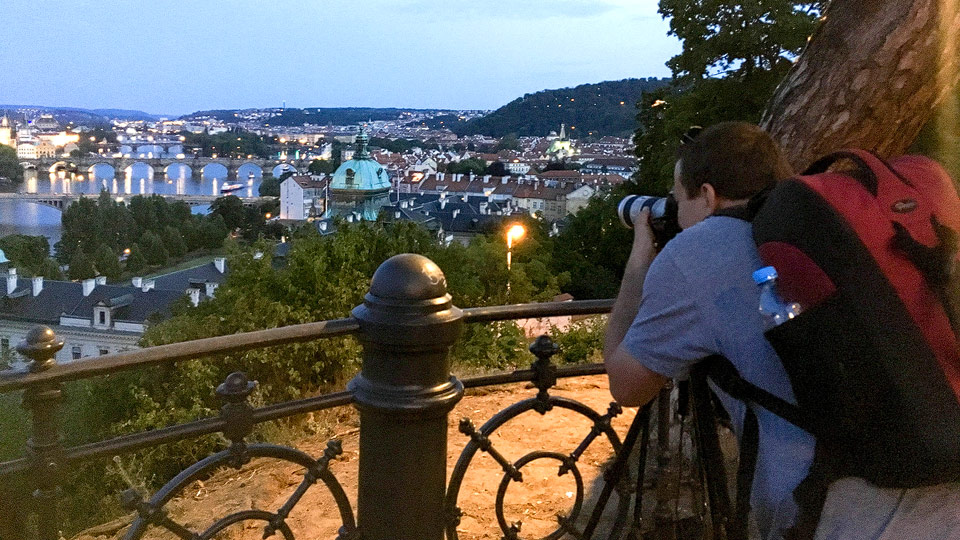 Fotograf Christian Öser erstellt eine Aufnahme in Prag