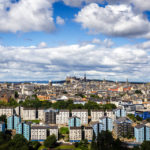 Ausblick von Arthur's Seat auf Wohnsiedlungen und das Edinburgh Castle