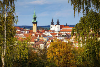 Blick auf Znaim mit dem Rathausturm und dem Minoritenkloster