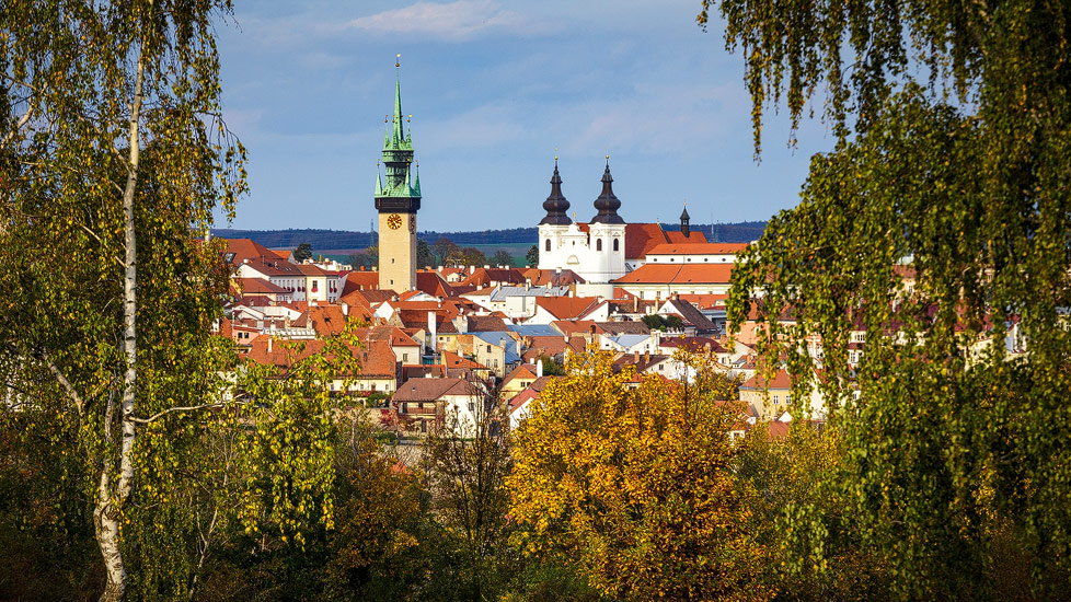 Blick auf Znaim mit dem Rathausturm und dem Minoritenkloster