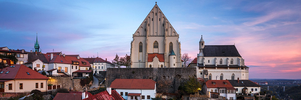 Die St.-Nikolaus-Kirche in Znaim während eines Sonnenuntergangs