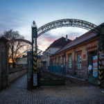 Eingang zum Burgareal, rechts ist die Brauerei Hostan zu sehen