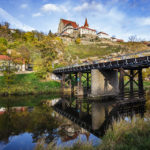 Die kleine Brücke über die Thaya liegt neben dem Oldtimermuseum und bietet einen Blick auf die St.-Nikolaus-Kirche