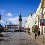 Der Masarykplatz in Znaim mit dem Rathausturm im Hintergrund