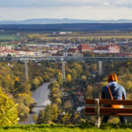 Blick vom Pöltenberg auf Znaim, das Thayatal und die Eisenbahnbrücke