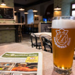 Innenansicht des Restaurant hoZpoda mit Bier und Speisekarte