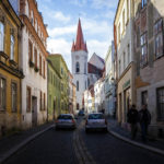 Die St.-Nikolaus-Kirche von der Straße Velká Mikulášská aus gesehen