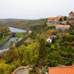 Blick vom Rundgang neben der Wenzelskapelle auf das Thayatal, den Stausee und die Znaimer Burg