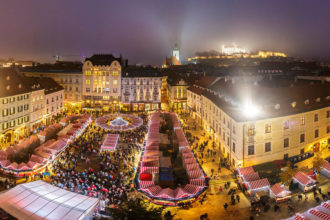Weihnachtsmarkt auf dem Hauptplatz in Bratislava mit Blick auf die Burg