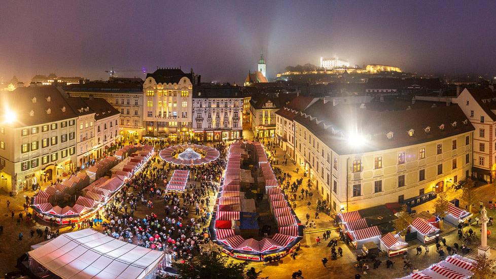 Weihnachtsmarkt auf dem Hauptplatz in Bratislava mit Blick auf die Burg