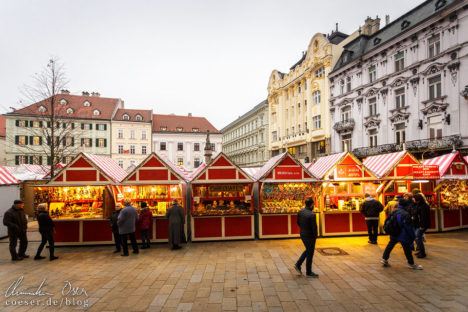 Weihnachtsmarkt auf dem Hauptplatz von Bratislava
