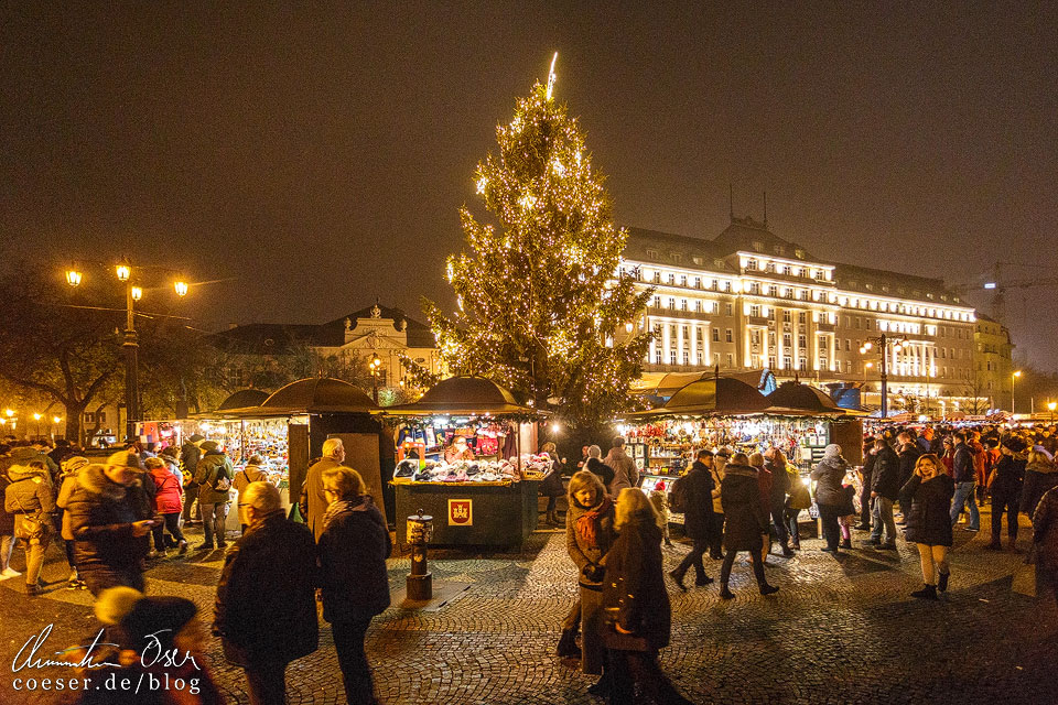 Weihnachtsmarkt vor dem Nationaltheater von Bratislava