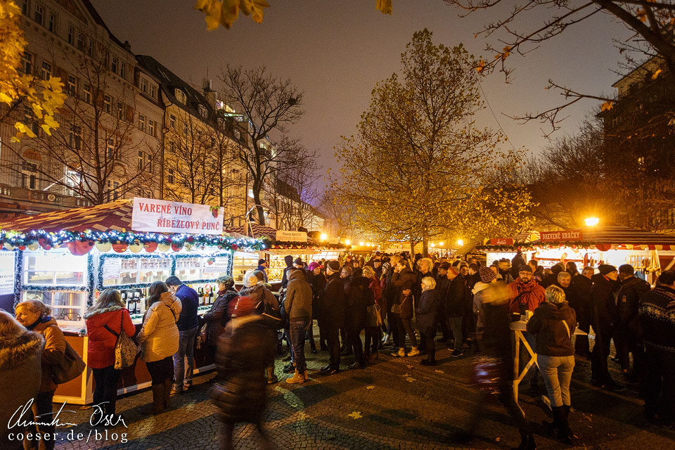 Weihnachtsmarkt vor dem Nationaltheater von Bratislava