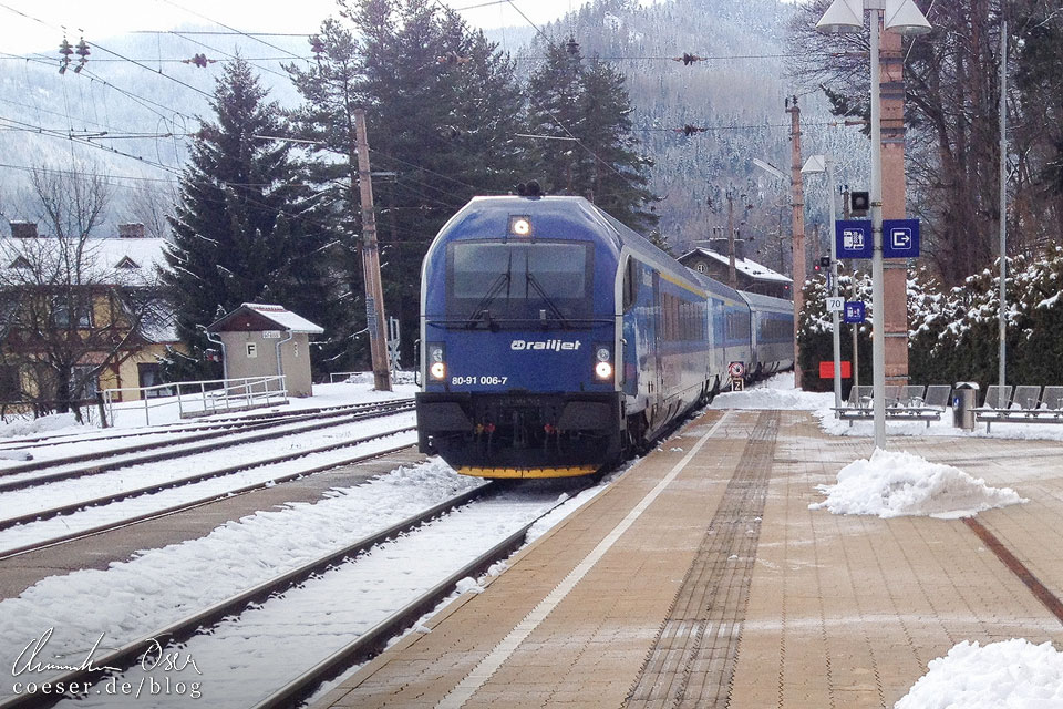 Ein Railjet im Bahnhof Breitenstein auf der Semmeringbahn in Winter