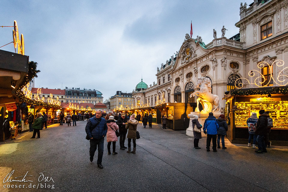 Weihnachtsmarkt vor dem Schloss Belvedere in Wien