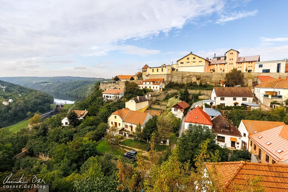Blick vom Rundgang der Wenzelskapelle auf das Burgareal und das Thayatal in Znaim