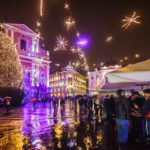 Die prachtvolle Weihnachtsbeleuchtung auf dem Weihnachtsmarkt von Ljubljana