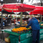 Händler bieten ihre Waren auf dem zentralen Marktplatz an