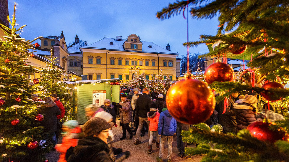 Weihnachtsmarkt vor dem Schloss Hellbrunn in Salzburg