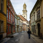 Historische Fassaden in der Altstadt von Sopron mit Blick auf die Evangelische Kirche