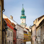 Historische Fassaden in der Altstadt von Sopron mit Blick auf den Feuerturm