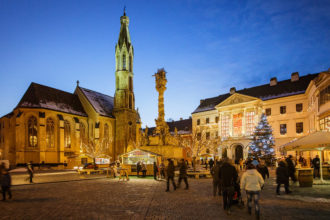Hauptplatz von Sopron mit Ziegenkirche und Weihnachtsmarkt
