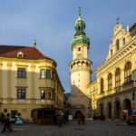 Rechts das Rathaus von Sopron, in der Mitte der Feuerturm und links das Storno-Haus