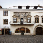 Außenansicht des Gambrinushaus auf dem Hauptplatz von Sopron