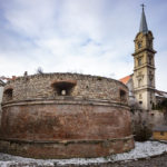 Eine Bastion der alten Stadtmauer und dahinter die Kirche St. Georg