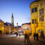 Die beleuchtete Ziegenkirche auf dem Hauptplatz von Sopron