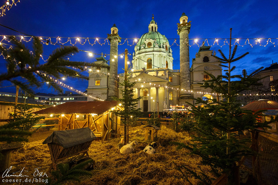 Weihnachtsmarkt vor der Karlskirche in Wien