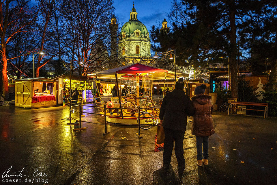 Weihnachtsmarkt vor der Karlskirche in Wien