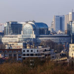 Blick auf das EU-Viertel in Brüssel vom Dach des Triumphbogens (Arcades du Cinquantenaire)