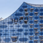 Fensterputzer an der Fassade der Elbphilharmonie in Hamburg