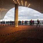 Besucher auf der Aussichtsterrasse Plaza der Elbphilharmonie in Hamburg