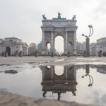 Spiegelung des Friedensbogens Arco della Pace in Mailand