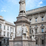Statue von Leonardo da Vinci auf dem Piazza della Scala