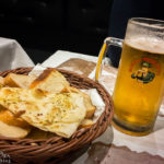Brotkorb und Moretti-Bier in der Pizzeria Buona Forchetta