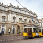 Straßenbahn vor dem Opernhaus Teatro alla Scala