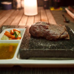 Ein Steak zum Selberbraten im Hot Rock Restaurant auf der Insel Meeru (Malediven)