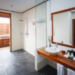 Badezimmer in der Jacuzzi Water Villa