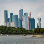 Das moderne Stadtviertel Moskau City, gesehen während einer Bootsfahrt auf der Moskwa